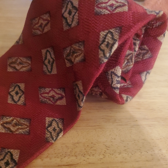 Sterling Hunt Necktie  Standard Legnth Red & Gold - Picture 3 of 4